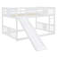 Lit superposé double au-dessus d'un lit double avec échelle et glissade, une solution multifonctionnelle et peu encombrante pour une chambre à coucher confortable et amusante