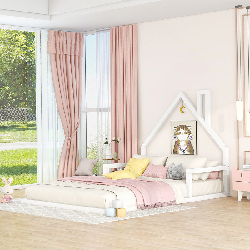 Lit en bois avec tête de lit en bois