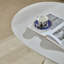 Table basse avec base sculpturale en pierre empilée, plateau ovale en fibre de verre aux tons gris, minimaliste moderne, L 47,24 po x l 25,59 po x H 15,75 po