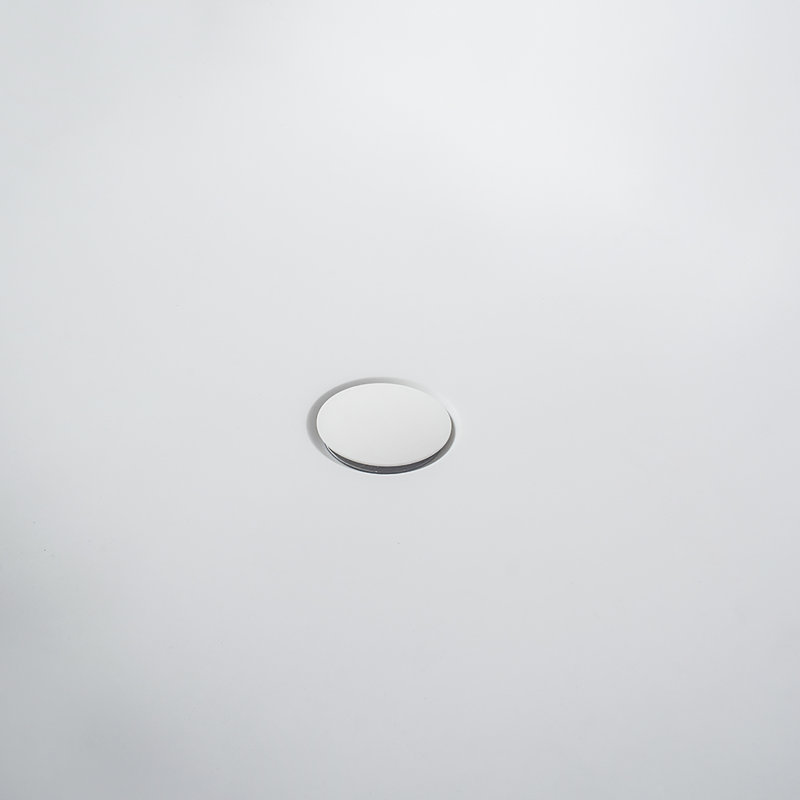 Baignoire profonde autoportante de style minimaliste à surface solide