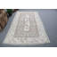 Le tapis traditionnel turc beige rehausse le charme rétro des salons avec un décor bohème