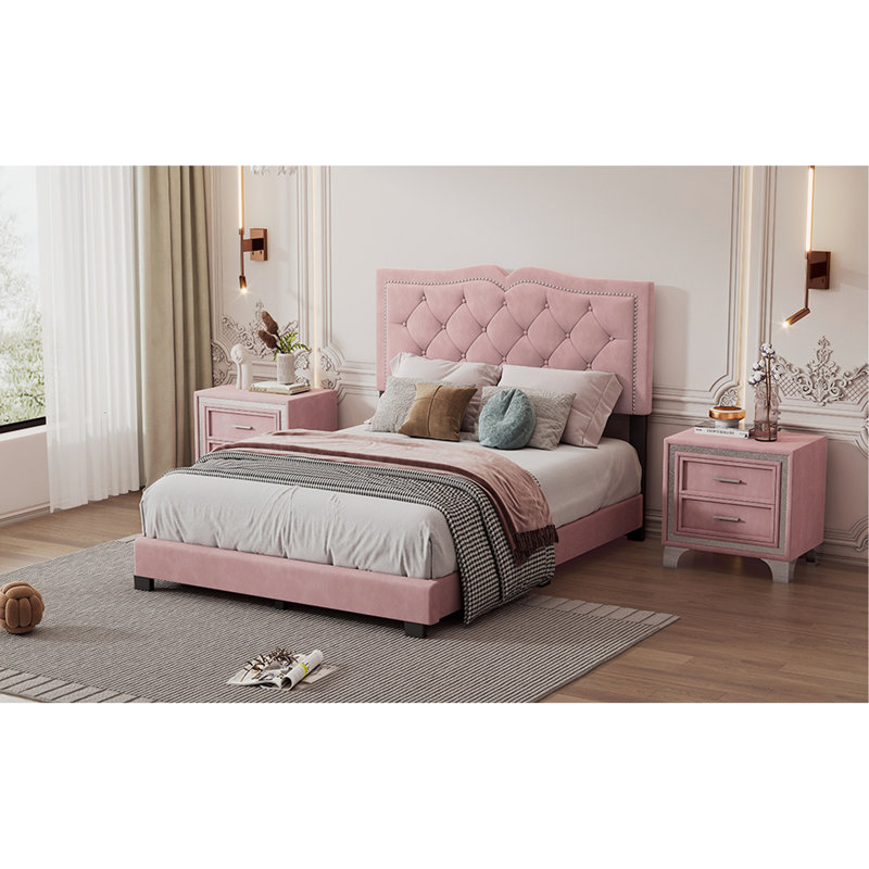 Structure de lit double pleine grandeur avec motif de rivets, tête de lit plateforme moderne en velours rose et rivets fascinants,