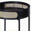 Table basse moderne noire avec plateau en bois et pieds en métal, insert en rotin robuste