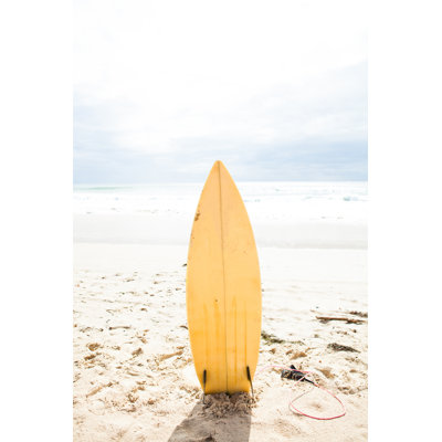 Planche de surf debout dans le sable par Elinamanninen - photographie sur toile tendue