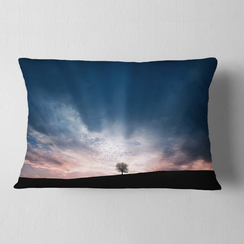 Volée d'oiseaux et arbre solitaire - Coussin décoratif à imprimé paysage, 12 po x 20 po, Rectangle