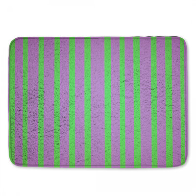 Tapis de bain mauve à rayures vertes