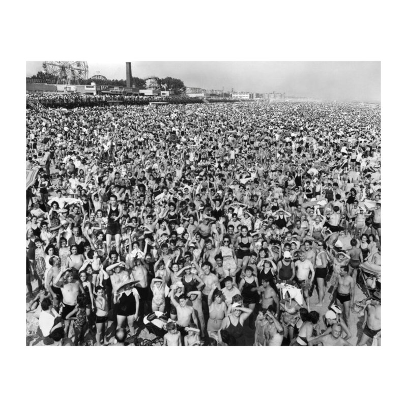 [Foule de l'après-midi à Coney Island Brooklyn] par Weegee - Reproduction giclée, H 16 po x l 20 po