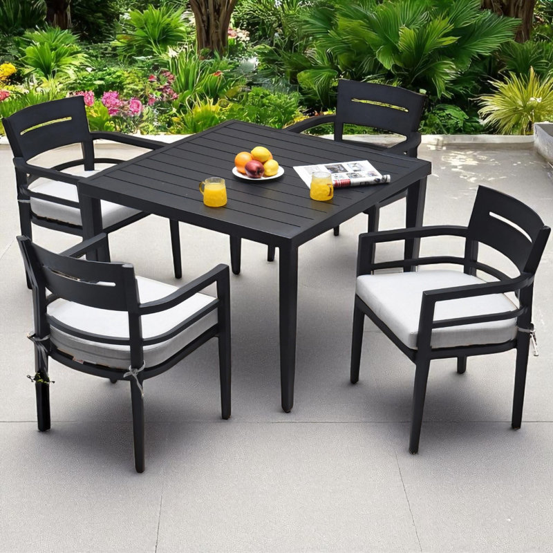 Ensemble de salle à manger haut de gamme en aluminium pour l'extérieur comprenant 4 chaises avec coussin Sunbrella et une table carrée de 40 po avec trou pour parasol