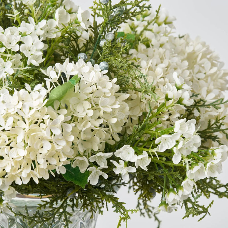 Arrangement de boules de neige blanches et de baies de genévrier blanches