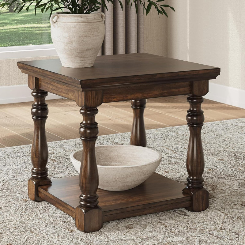 Table de bout Sturlayne Classic avec tablette ouverte, table d'appoint rectangulaire avec pieds détaillés et tablette de rangement inférieure pour le salon