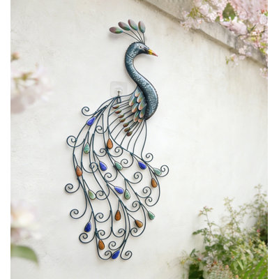 Décoration murale en métal représentant un paon gracieux, idéale pour une entrée, une terrasse ou une salle à manger.