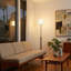 Lampe sur pied Bloom Torchiere - nickel noir, base en marbre noir, abat-jour en satin blanc, gradateur