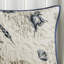 Courtepointe double / grand en microfibre avec coussins décoratifs réversibles à motifs bleus-117583713