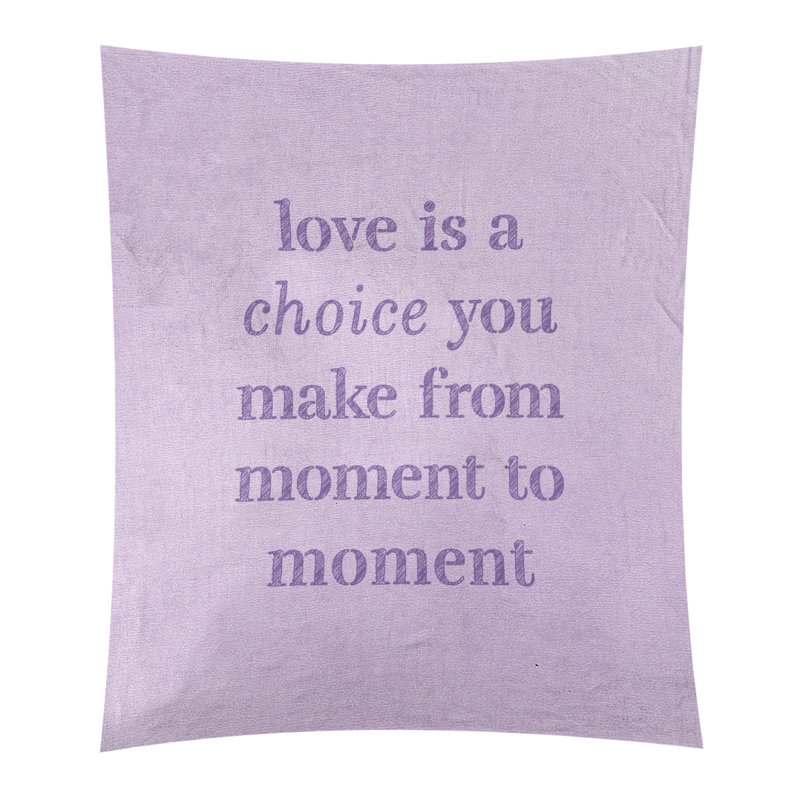 Tapisserie de polyester, l’amour d’écriture est un choix de citation, H 80 po x l 68 po, Mauve