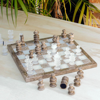 Jeu d'échecs brun fait à la main Saunemin