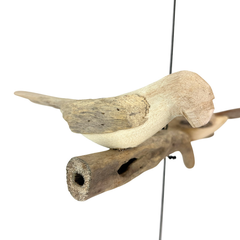 Sculpture mobile suspendue à deux niveaux, représentant trois oiseaux, en bois naturel côtier et bois flotté, 76 cm de haut.