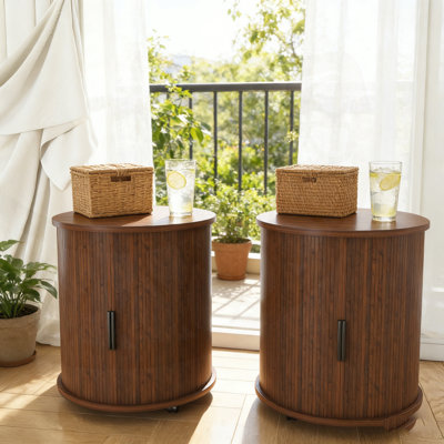 Ensemble de 2 tables de bout cylindriques de style Mid-Century moderne avec station de charge intégrée, porte coulissante et rangement à 2 niveaux.