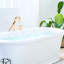 Robinet de baignoire cascade monté sur le comptoir brossé or avec pomme de douche. Acier inoxydable, cartouche en céramique, débit maximal de 2 GPM pour plus de commodité. 3 remplisseurs romains, bec pivotant à 360 °, acier-121629479