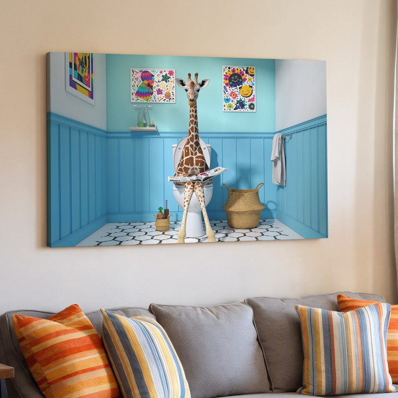 Toile, scène fantaisiste mettant en vedette une girafe assise sur un art mural blanc, une toilette dans une salle de bain aux couleurs vives