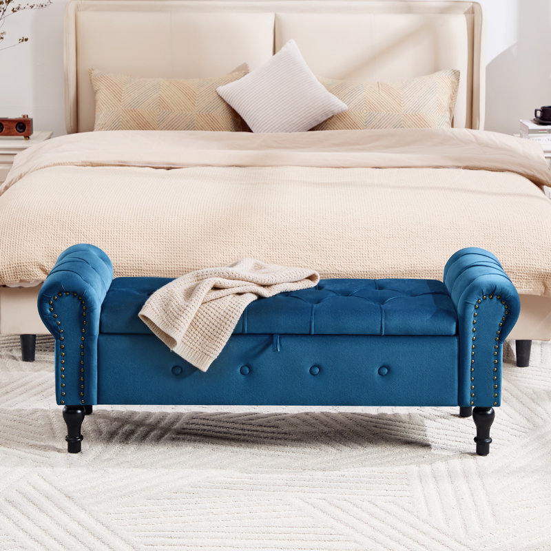 Élégant banc de rangement rembourré avec accoudoirs roulés et coutures élégantes, Bleu