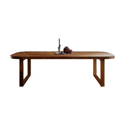 Une table de salle à manger rectangulaire en bois massif à 4 places