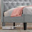 Lit plateforme tapissier en velours avec station de charge et tablette de rangement (gris clair, grand)-1559455984-1559455990