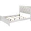 Lit simple moderne avec tête de lit tapissier, texture à boutons, finition blanche et cadre en bois pour l'espace de la chambre à coucher, panneau de lattes inclus-1041452367
