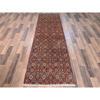 Tapis persan Tabriz persan rétro 2 pi 3 po x 8 pi 3 po avec motif Mahi sur fond géométrique Heri, usé et patiné, rasé, velours nul, noué à la main, 100% laine, tapis étroit, tapis oriental