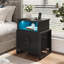 Grande table de chevet à 2 tiroirs 23,4 po avec station de charge et lumières DEL Wrought Studio ™ avec table d'appoint et table de bout avec rangement ouvert-1829670741
