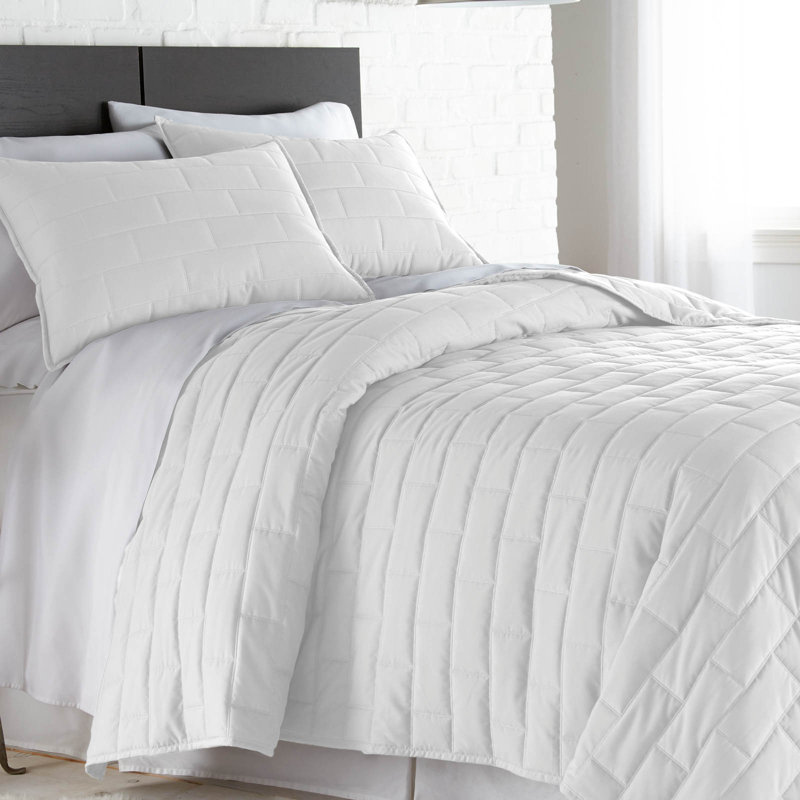 Vilano Bright White Full Microfiber Quilt Set
