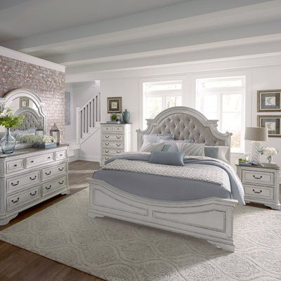 Ensemble de chambre à coucher avec grand lit tapissier, commode et miroir, commode et deux tables de chevet Colchester