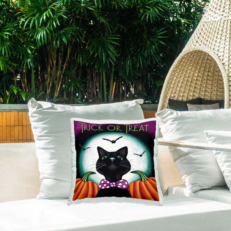 Coussin d'extérieur imprimé Trick Or Traate par Elizabeth Tyndall