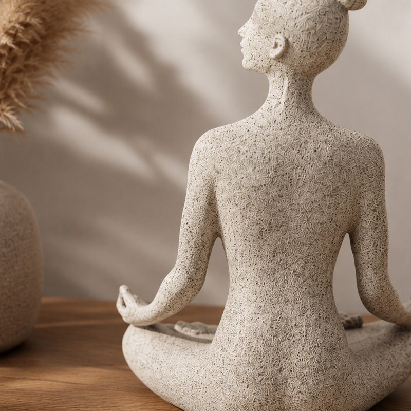 Figurine de yoga en résine et pierre beige 7X4x9