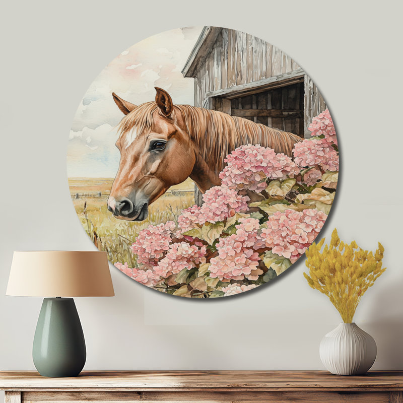Hortensias et chevaux par la grange I - hydrangées, art mural rond en métal, H 29 po x l 29 po