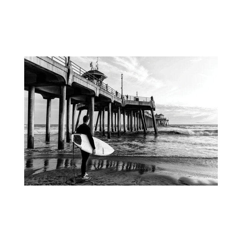 «Black California Series - Huntington Beach Pier Surfer» par Philippe Hugonnard - reproduction de photo sur toile tendue