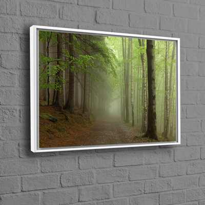 Toile verte avec une scène de forêt luxuriante convenant à la décoration murale de ferme et à la décoration d'Halloween en coton