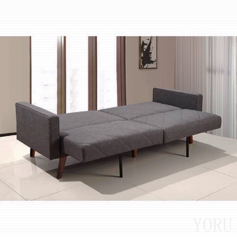 Canapé-lit futon convertible avec accoudoirs, en tissu gris à dos fendu et coutures apparentes, style moderne du milieu du siècle.