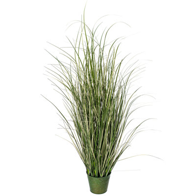 Herbe verte artificielle en pot.