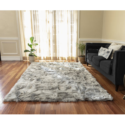 Tapis gris à poils longs lavable en fausse fourrure