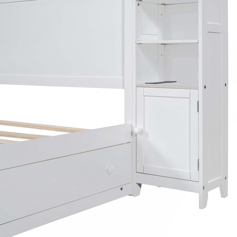 Grand lit en bois avec armoire, tablette et prises tout-en-un