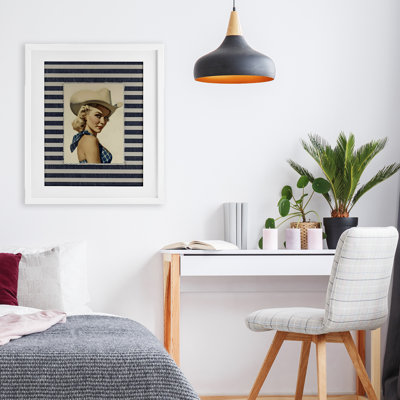 «Retro Cowgirl Stripes», reproduction encadrée sous verre, design par Arlington Prints