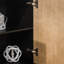 Armoire rustique en bois à 4 portes avec motif géométrique