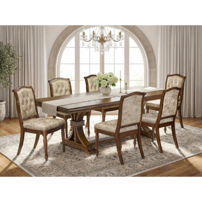 L'ensemble de salle à manger 7 pièces se compose d'une table de salle à manger rectangulaire moderne et de 6 chaises de cuisine en cuir PU beige clair, finition noyer antique