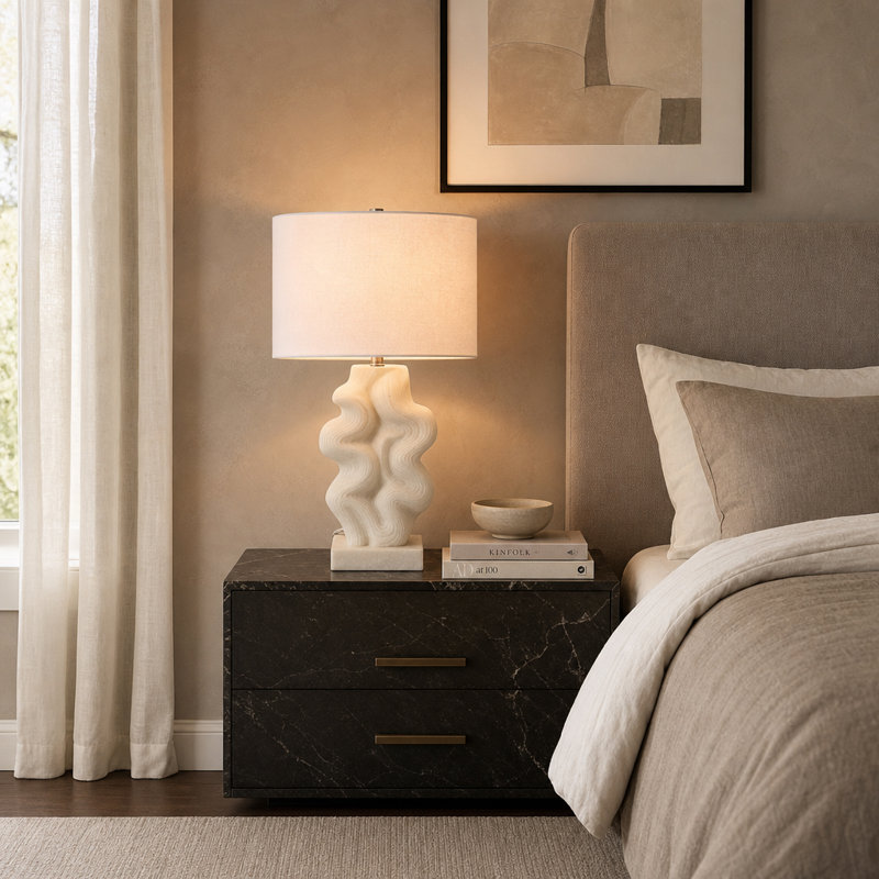 Élégante lampe de table avec base sculpturale ondulée pour la chambre à coucher - Lampe de chevet élégante ou petite lampe de bureau pour le salon - 27 po, blanc