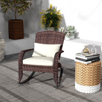 Chaise berçante d'extérieur en osier avec coussins Christiano
