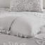 Ensemble d'édredon 3 pièces très grand / très grand chenille. Gris chaud avec blanc. . Décoration de chambre à coucher. Comprend 2 taies décoratives. Très facile d'entretien. Gris / blanc 1 fer à vapeur nécessaire-118649973-118649974
