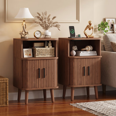 Ensemble de 2 tables de chevet avec station de charge, table de chevet cannelée de style Mid-Century avec porte coulissante, table de chevet en bois avec rangement pour chambre à coucher, salon, noyer
