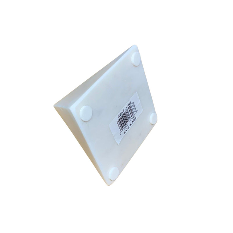 Petite pyramide en marbre blanc