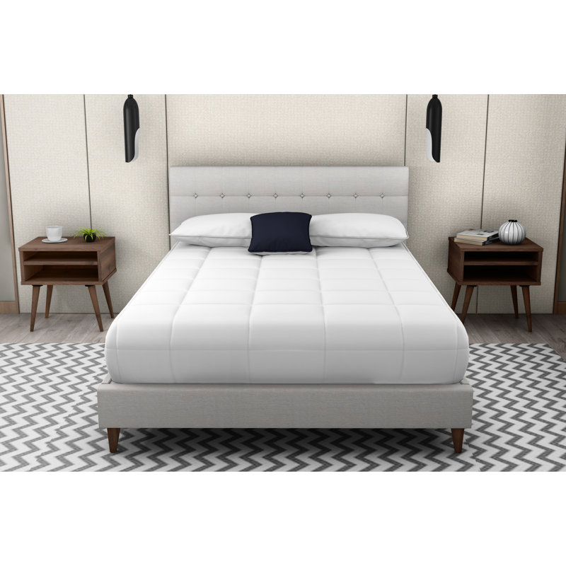 Très grand lit tapissier très grand avec 2 tables de chevet, couleur pierre, 100%, rails et supports de table de chevet au fini noyer, attrait beige, coins, literie