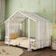 Lit plateforme simple avec baldaquin en tissu transparent et guirlande lumineuse-804243503